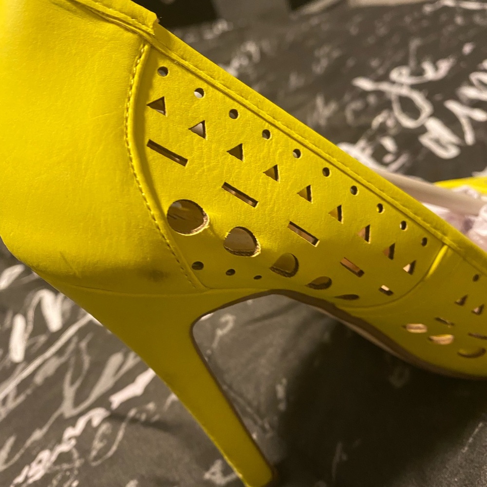 Yellow 4” heels size 6 - Picture 6 of 6